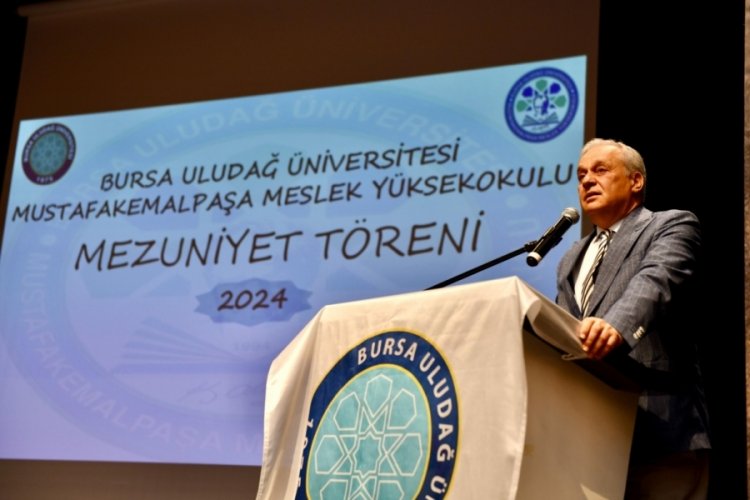 Başkan Erdem gen&ccedil;lerin mezuniyet sevin&ccedil;lerine ortak oldu