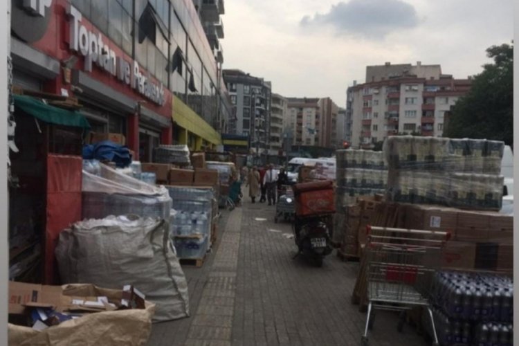 Bursa'da vatandaşlar kaldırım işgalinden şikayet&ccedil;i
