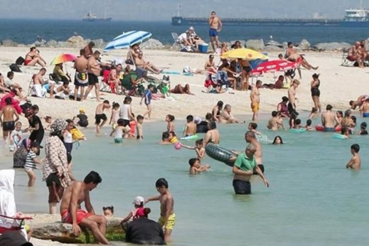 Sıcaktan bunalan İstanbullular &ccedil;areyi plajlarda aradı
