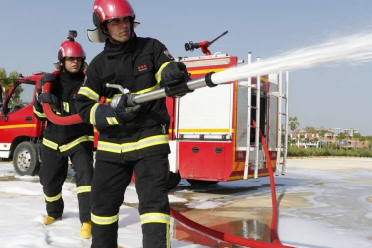Karab&uuml;k'te ormana d&uuml;şen yıldırım yangına sebebiyet verdi