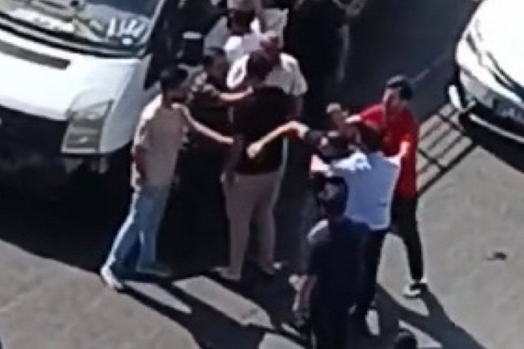 Adana'da trafikte gergin anlar: Yumruklar havada u&ccedil;uştu