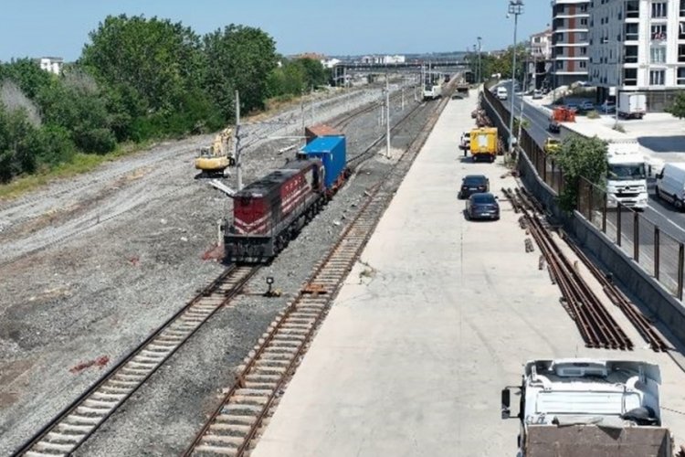 Tekirdağ'da y&uuml;k treni raydan &ccedil;ıktı