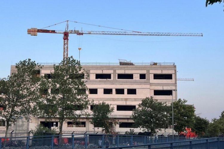 İstanbul'da y&uuml;ksekten d&uuml;şen demir başına saplandı! Hayatını kaybetti