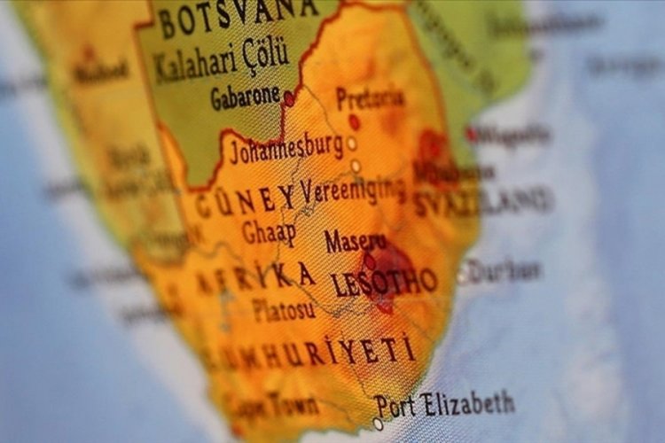 G&uuml;ney Afrika'da şiddetli fırtına! Kargo gemisi kayboldu