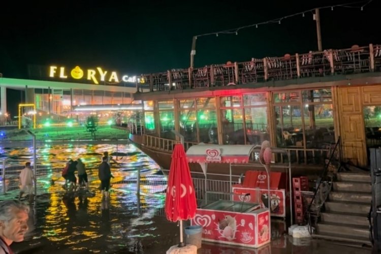 Sağanak yağış tekneden d&ouml;n&uuml;şt&uuml;r&uuml;len kafeyi s&uuml;r&uuml;kledi