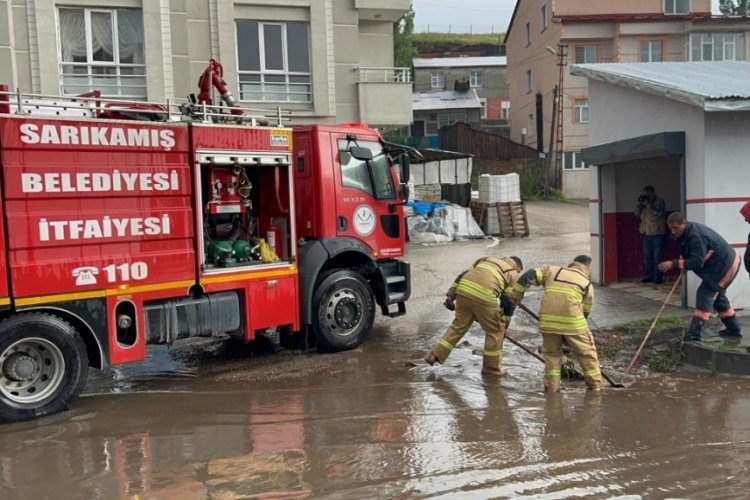 Kars'ta sağanak yağış hayatı fel&ccedil; etti!