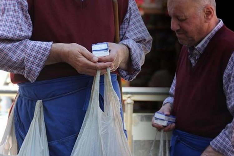 Yaşlı adam mendil satarak 2 ev aldı!