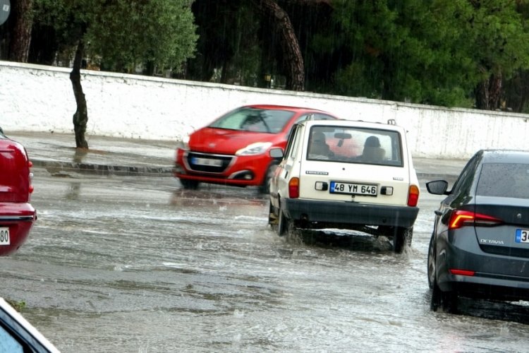 Muğla'da sıcaklar bunalttı! Yaz yağmuru serinletti