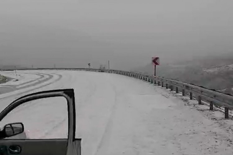 Erzincan'da dolu yağışı beyaza b&uuml;r&uuml;d&uuml;