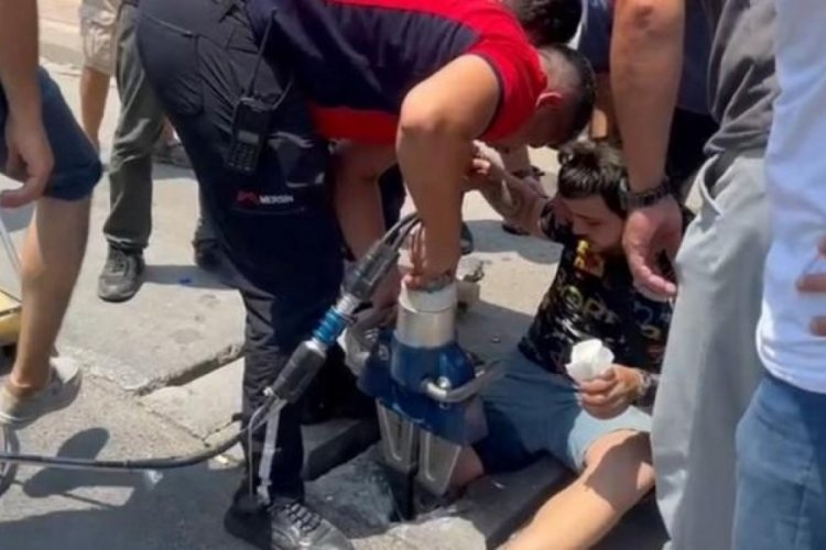 Otob&uuml;sten iniyordu, ayağı beton mazgala sıkıştı