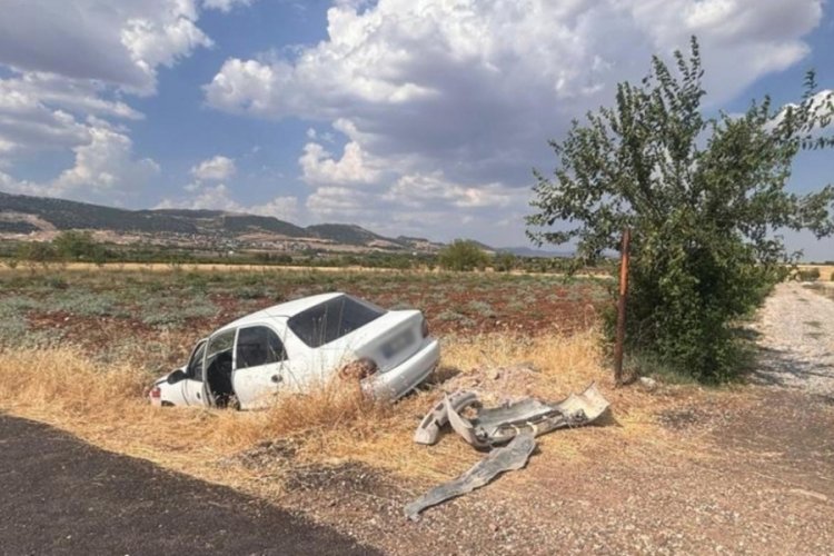 S&uuml;r&uuml;c&uuml;s&uuml;n&uuml;n kontrol&uuml;nden &ccedil;ıkan otomobil şarampole yuvarlandı