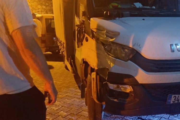 Bursa'da kontrolden &ccedil;ıkan kamyonet zincirleme kazaya neden oldu&nbsp;