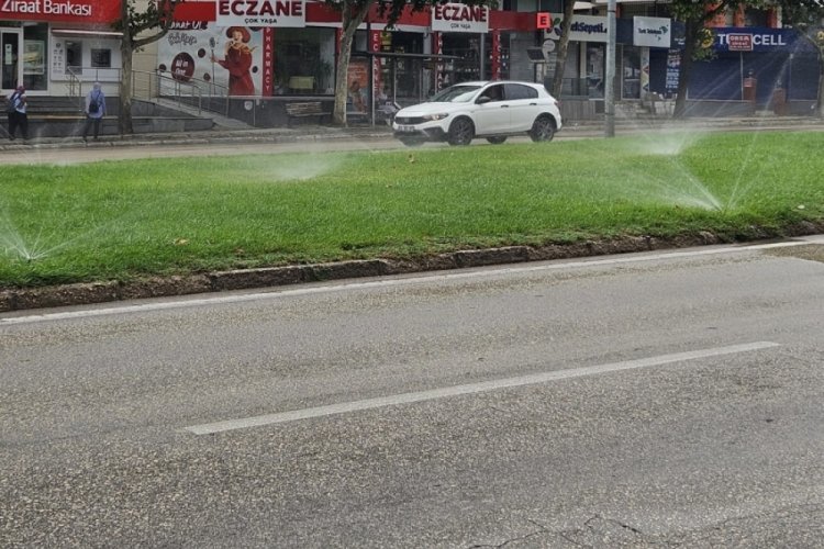 Bursa'da kontrols&uuml;z sulama kazaya davetiye &ccedil;ıkarıyor! Moto kuryeler &ouml;l&uuml;mle burun buruna!