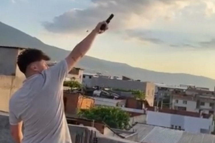 Bursa'da kurusıkı tabanca ile havaya defalarca ateş a&ccedil;tı