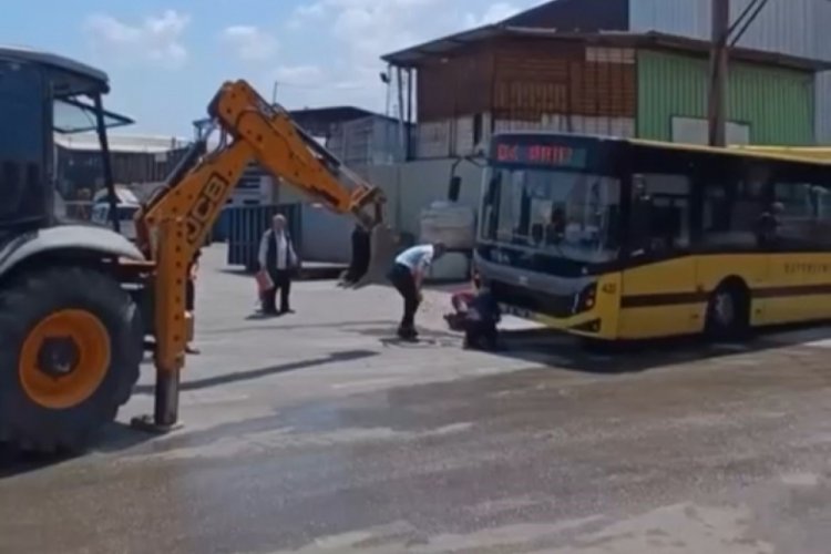 Bursa kazı &ccedil;alışması yapılan yerden ge&ccedil;meye &ccedil;alışan otob&uuml;s asılı kaldı