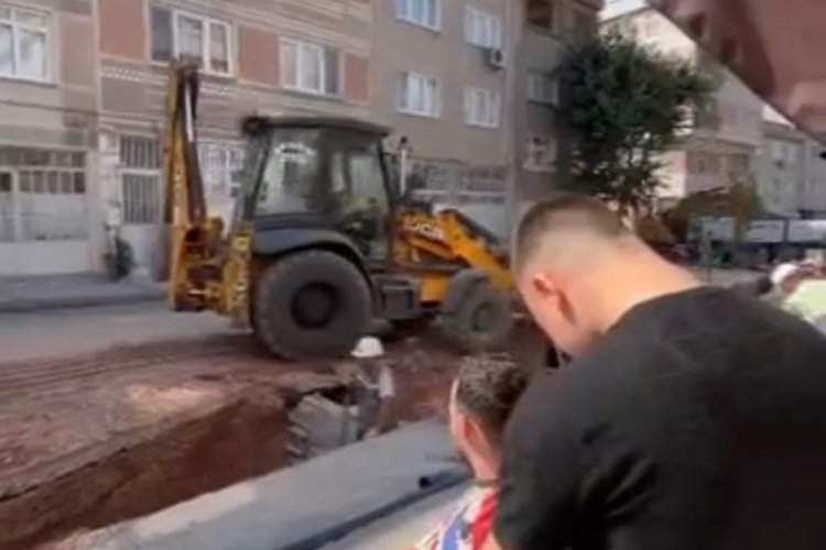 Bursa'da tıraş olurken yol yapım &ccedil;alışmasını izledi, g&ouml;ren bir daha baktı