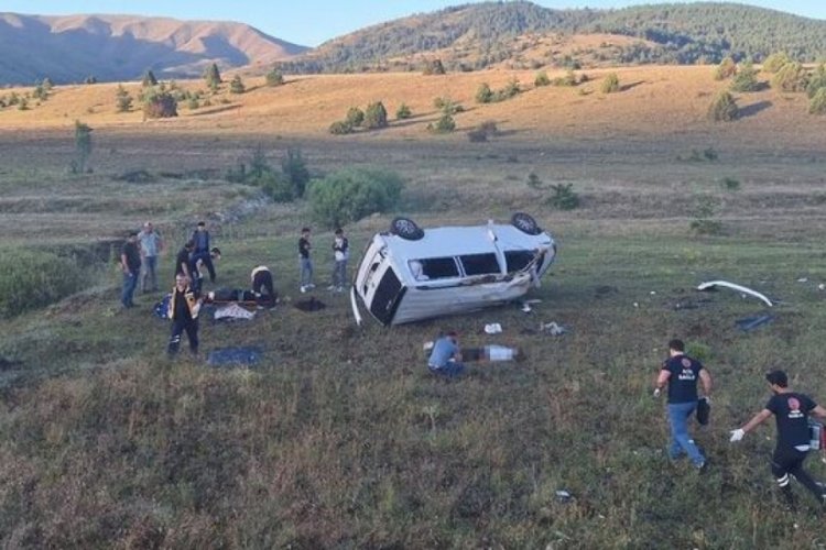 Minib&uuml;s devrildi: &Ouml;l&uuml; ve yaralılar var!