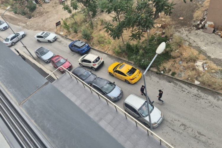 Bursa'da yokuşta kalan s&uuml;r&uuml;c&uuml;ye başka bir s&uuml;r&uuml;c&uuml;den yardım