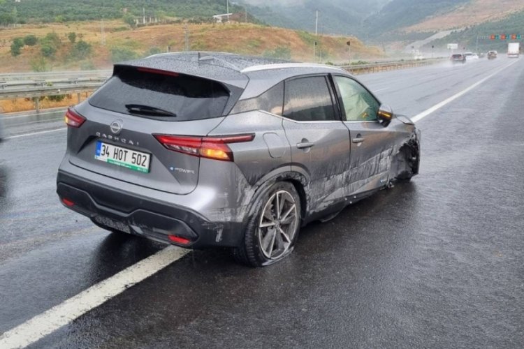 Bursa'da ara&ccedil; yağış sebebiyle kontrolden &ccedil;ıkıp bariyerlere &ccedil;arptı: 2 yaralı
