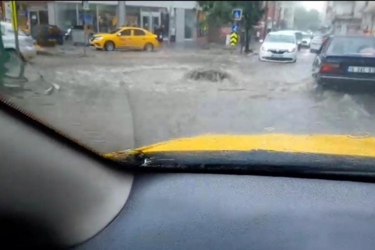 Bursa'da sağanak yağış... R&ouml;gar kapakları patladı!