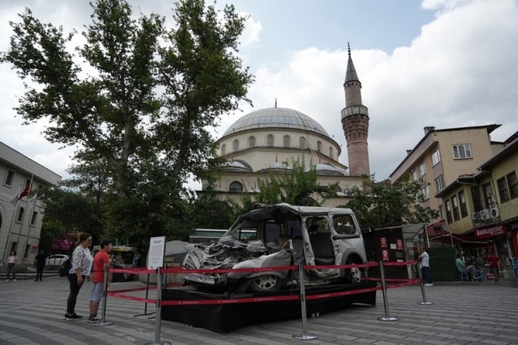 15 Temmuz'un sembol&uuml; olan ara&ccedil; Bursa 15 Temmuz Demokrasi Meydanı'nda sergileniyor!