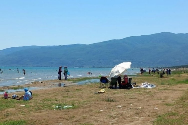 Bursa'da aynı g&ouml;l&uuml;n İznik sahiline 'MAVİ BAYRAK', Orhangazi sahiline 'GİRİLEMEZ' raporu!