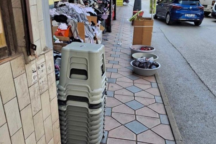 Bursa'da kaldırım işgali bitmiyor! Vatandaşlar şikayet&ccedil;i
