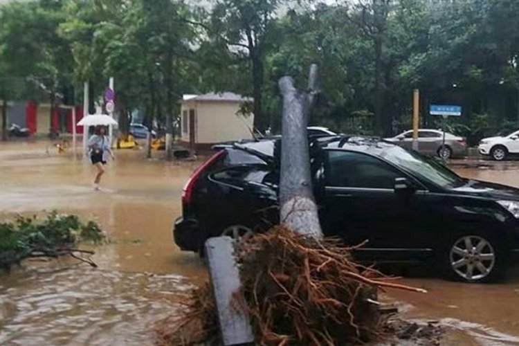 &Ccedil;in'de sel ve heyelan felaketi: 6 &ouml;l&uuml;