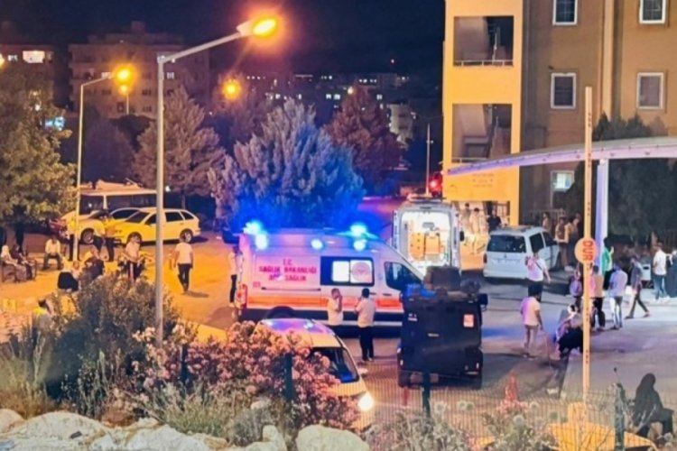 Eşi ve annesi i&ccedil;erideyken evi ateşe verdi!