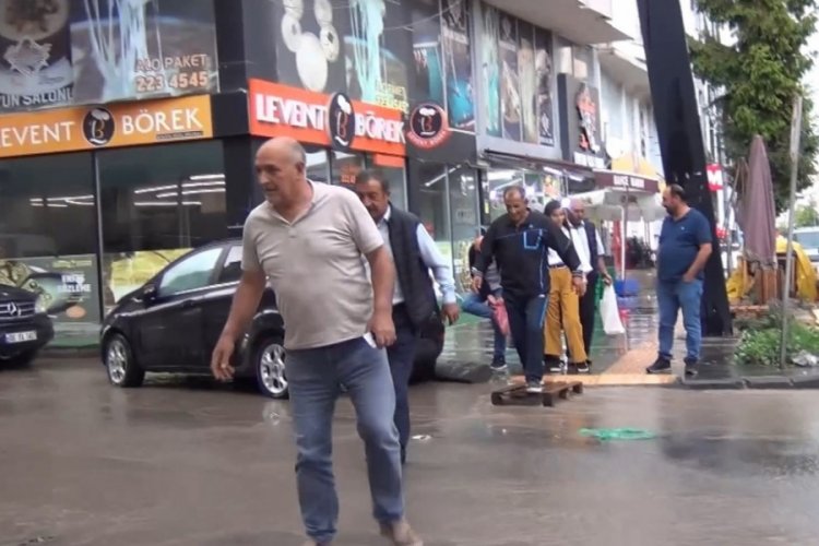 Kars'ta sağanak sebebiyle caddeler g&ouml;le d&ouml;nd&uuml;