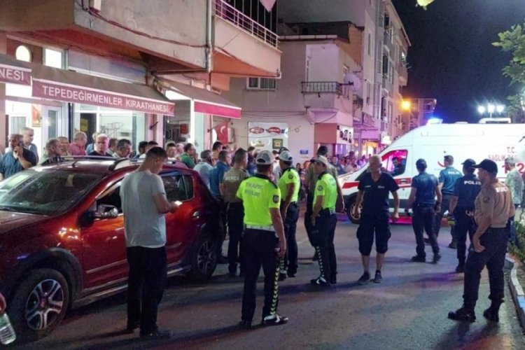 Kontrolden &ccedil;ıkan otomobil kahvehane &ouml;n&uuml;nde oturanların arasında daldı: 11 yaralı