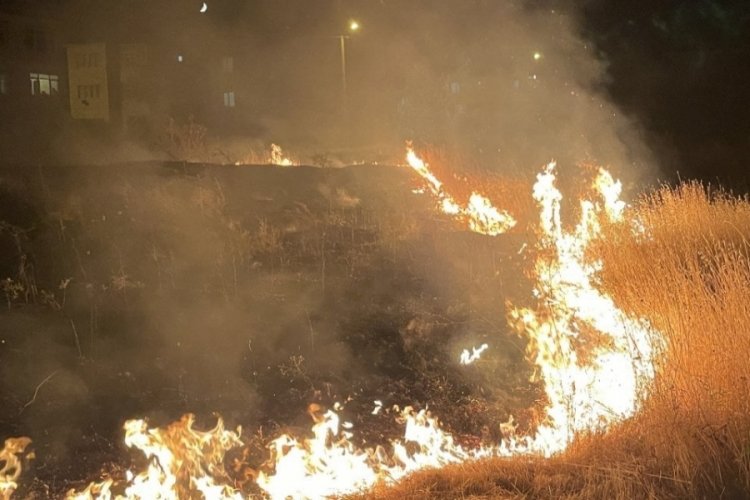 &Ccedil;ocukların attığı torpil yangına neden oldu