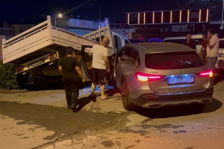 Bursa'da otomobil park halindeki kamyonete &ccedil;arptı: 3 yaralı