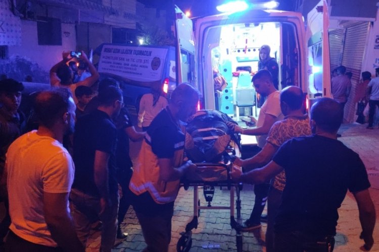 Şanlıurfa'da freni boşalan ara&ccedil; işyeri &ouml;n&uuml;ndeki kaldırıma &ccedil;arptı: 2 yaralı