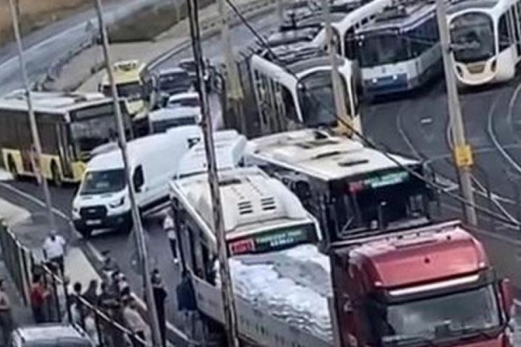 İETT otob&uuml;s&uuml; TIR'a &ccedil;arptı!
