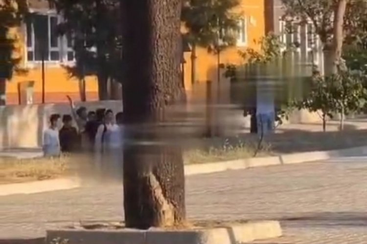 Bursa'da bı&ccedil;aklı kavga! 2 grup birbirine girdi