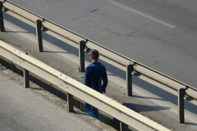 Yıllardır kilometrelerce y&uuml;r&uuml;yen adamın neden y&uuml;r&uuml;d&uuml;ğ&uuml; ortaya &ccedil;ıktı! Bir kız...