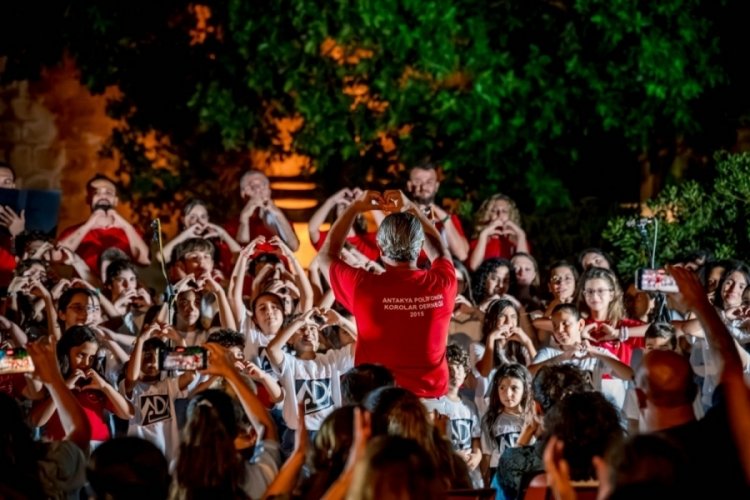 Bursa Nil&uuml;fer &Ccedil;ocuk ve Gen&ccedil;lik Korosu Kıbrıs'ta alkışları topladı