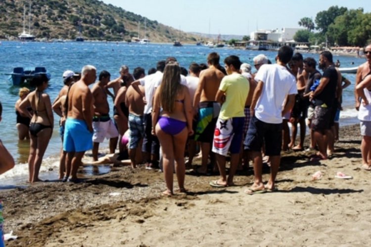 Onlarca kişinin g&ouml;z&uuml; &ouml;n&uuml;nde &ouml;ld&uuml;!