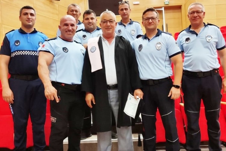 Bursa'da 60 yaşındaki zabıta &uuml;niversitede birinci oldu