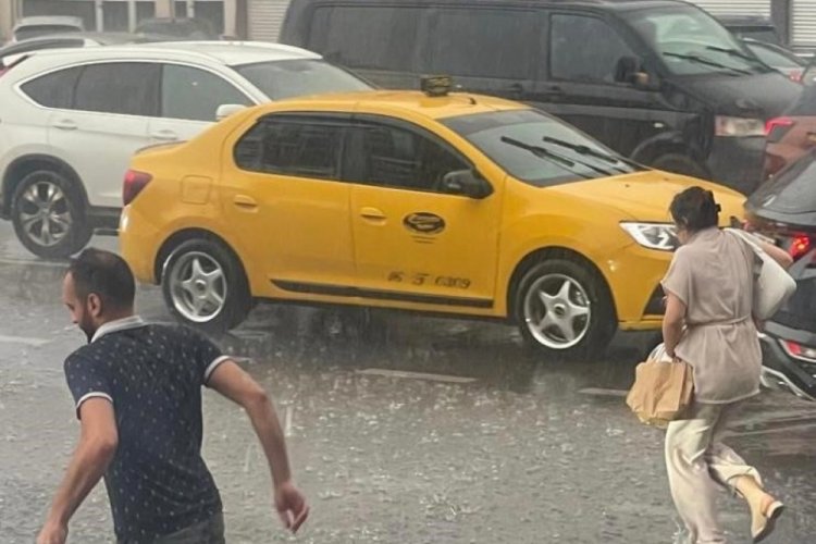 Bursa'da sağanak yağış hayatı durma noktasına getirdi