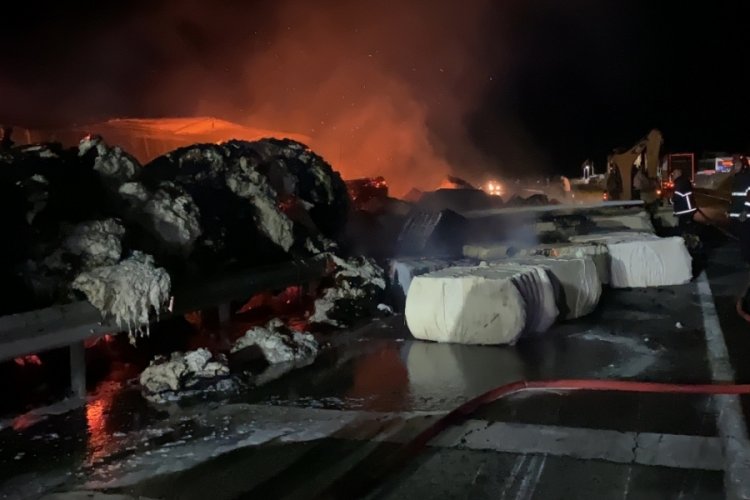Devrilen pamuk y&uuml;kl&uuml; tır alev alev yandı