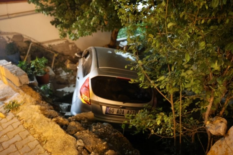 Kontrolden &ccedil;ıkan otomobil bah&ccedil;eye u&ccedil;tu: 2 yaralı