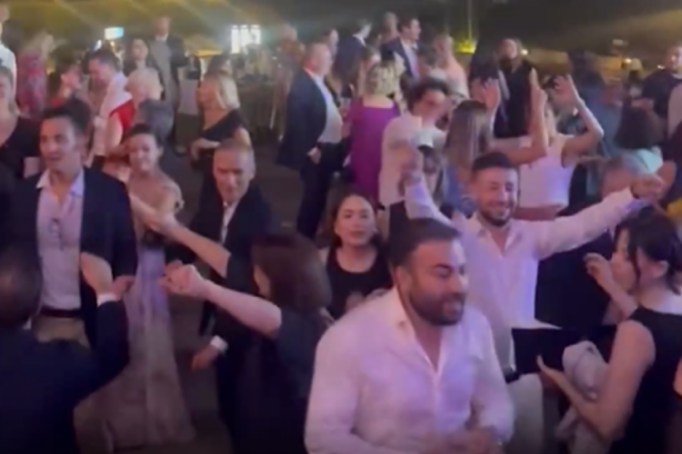 Fransızlar Erik Dalı ile g&ouml;bek attı