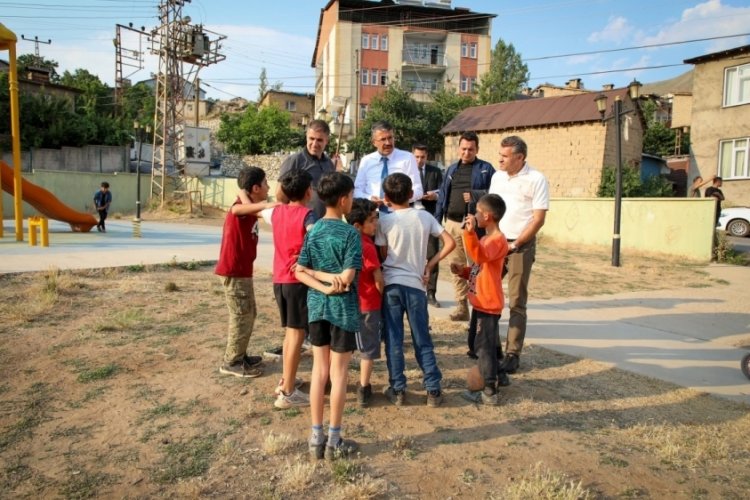 Hakkari'de &ccedil;ocukların g&uuml;len y&uuml;z&uuml;! Vali &Ccedil;elik'ten saha m&uuml;jdesi!