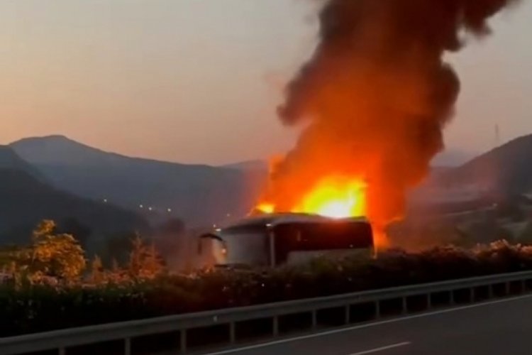 Bursa'da yolcu otob&uuml;s&uuml; alev alev yanarak k&uuml;le d&ouml;nd&uuml;