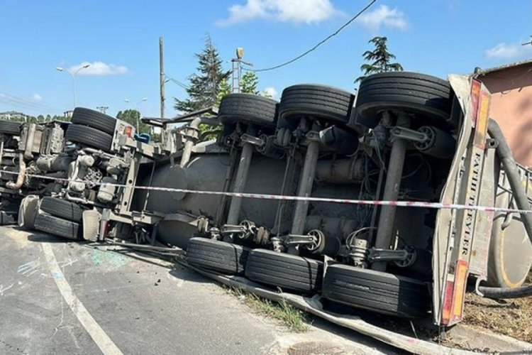 İstanbul'da beton mikseri devrildi! Yaralı şof&ouml;r koşarak ka&ccedil;tı