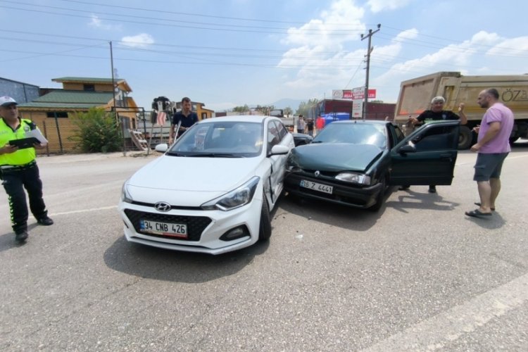 Bursa'da d&ouml;n&uuml;ş i&ccedil;in manevra yapan otomobile başka otomobil &ccedil;arptı! 4 hafif yaralı&nbsp;
