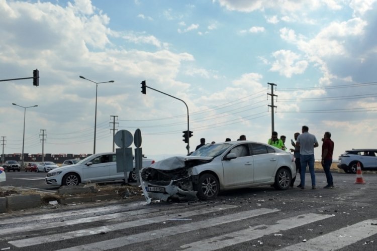 Diyarbakır'da 2 otomobil &ccedil;arpıştı, 4 kişi yaralandı