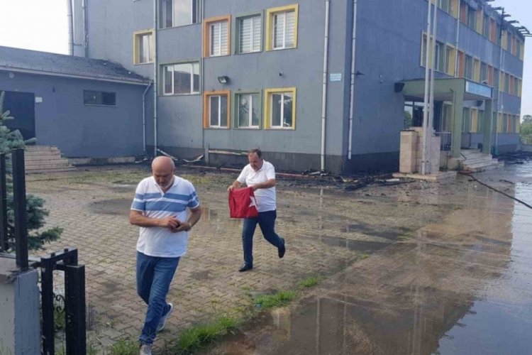 Okulun &ccedil;atısı alevlere teslim oldu, polis T&uuml;rk bayrağını kurtardı